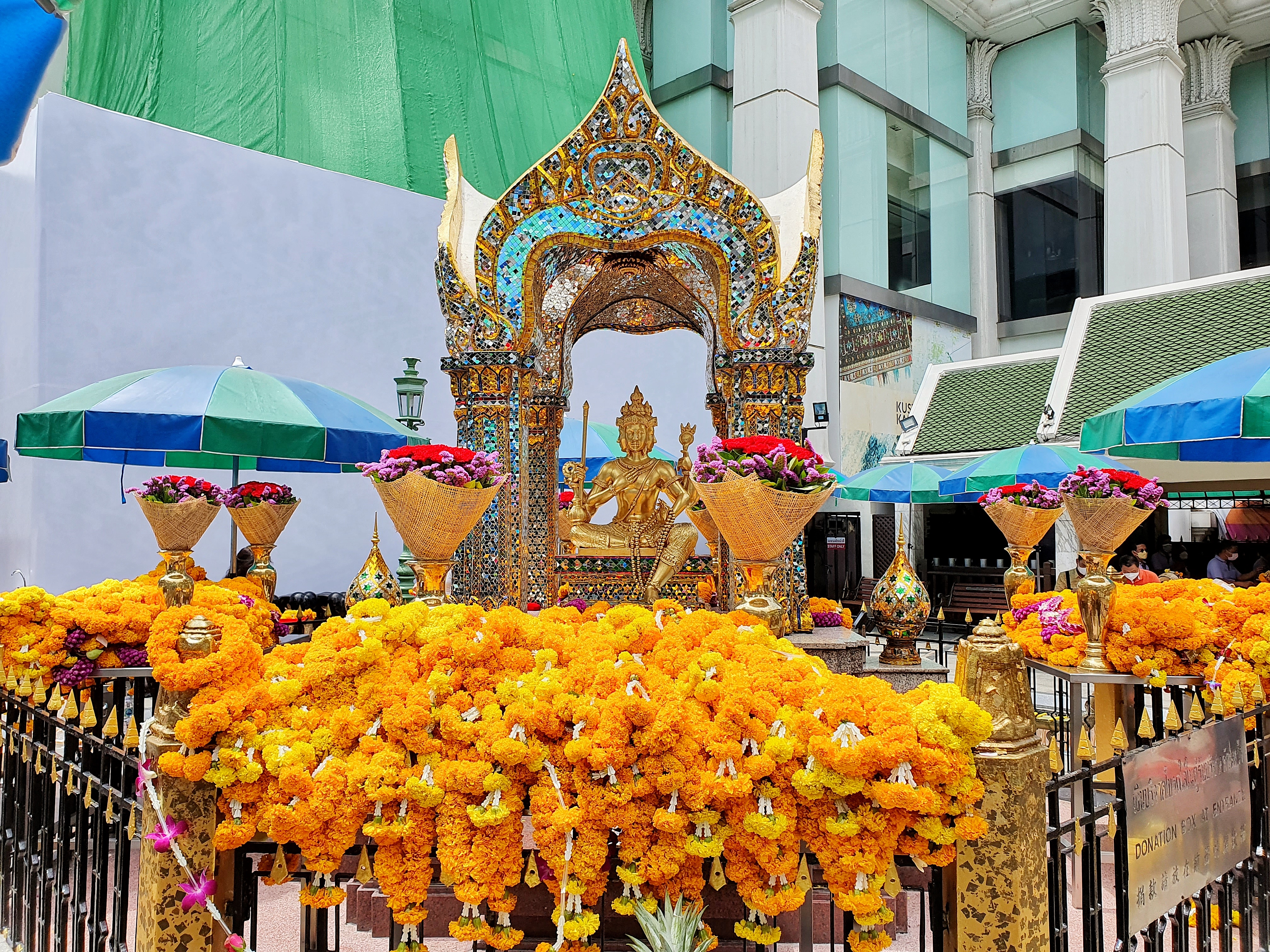 หุ้มทองคำสลักลวดลายประณีตบนองค์เทพ