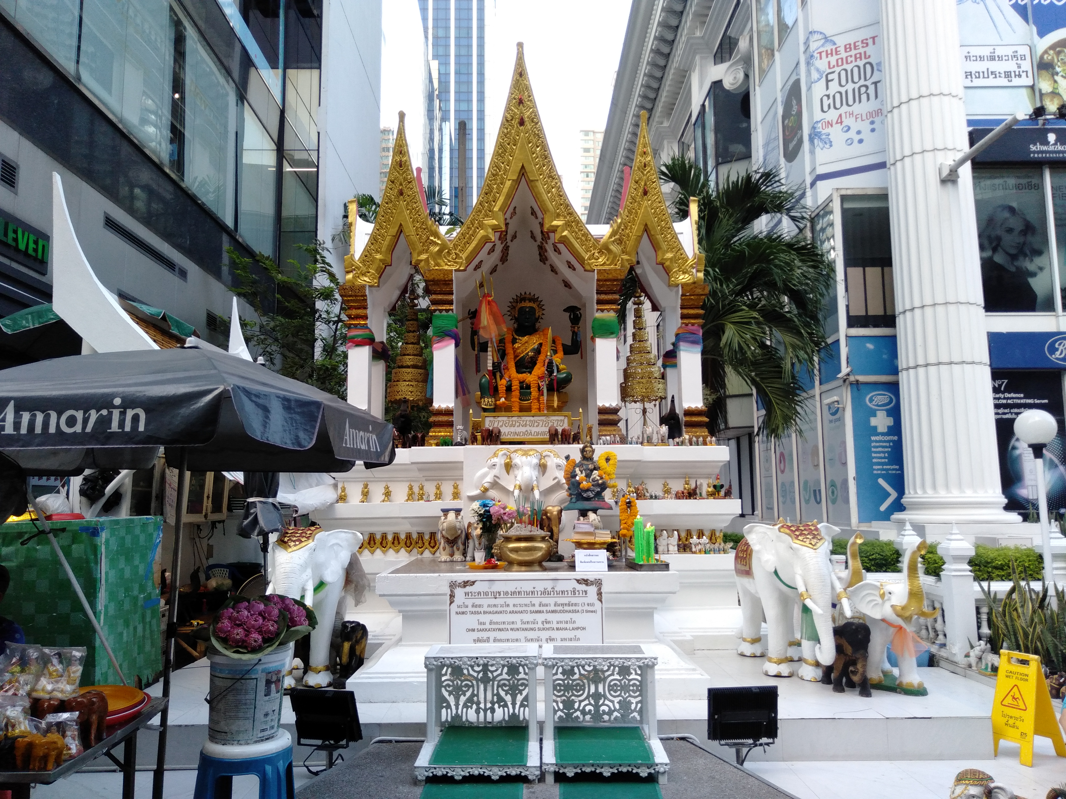 สวนหย่อมรายรอบศาลาใจกลางเมือง