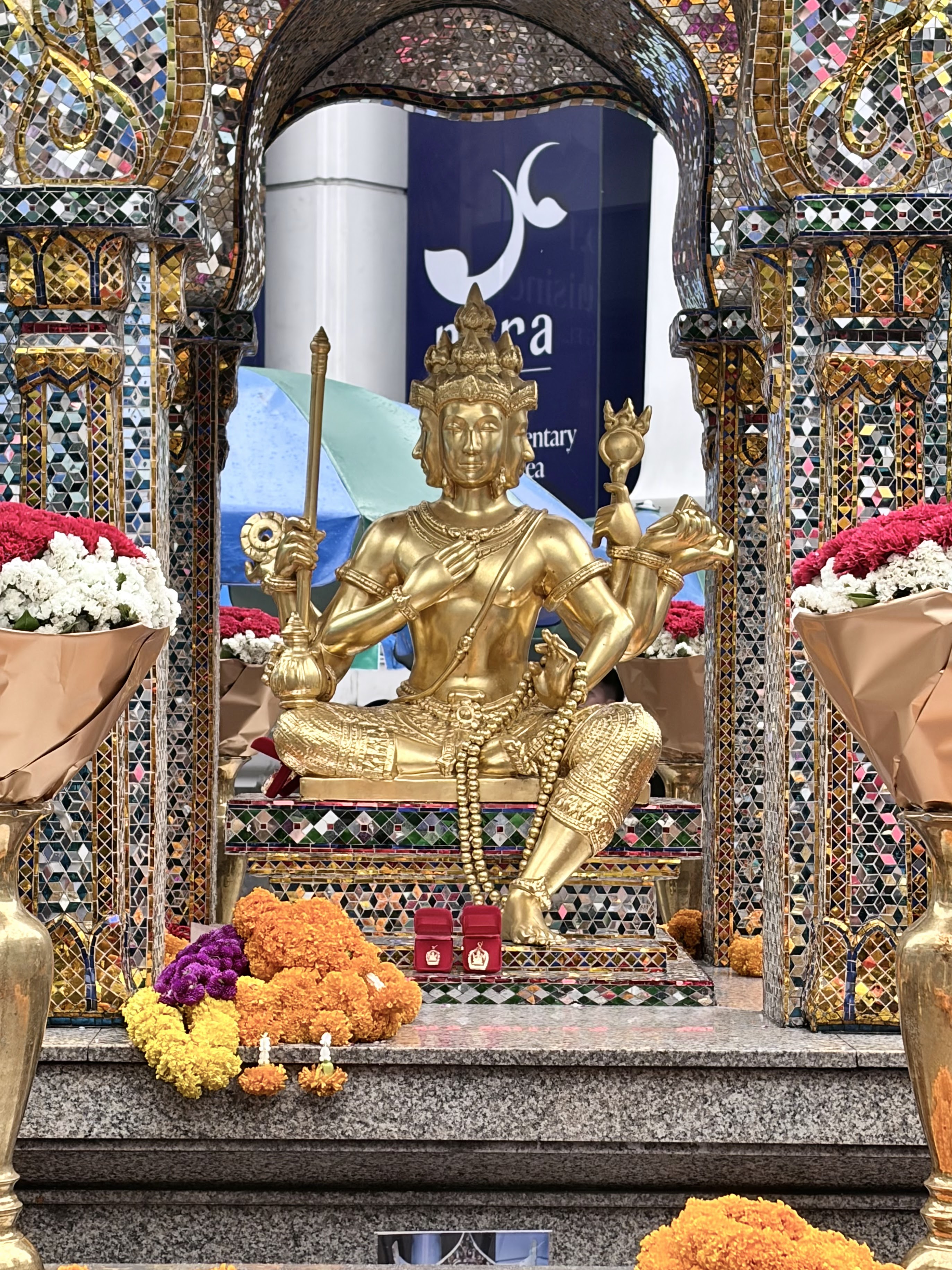 พิธีจุดธูปเทียนบูชารอบศาลา